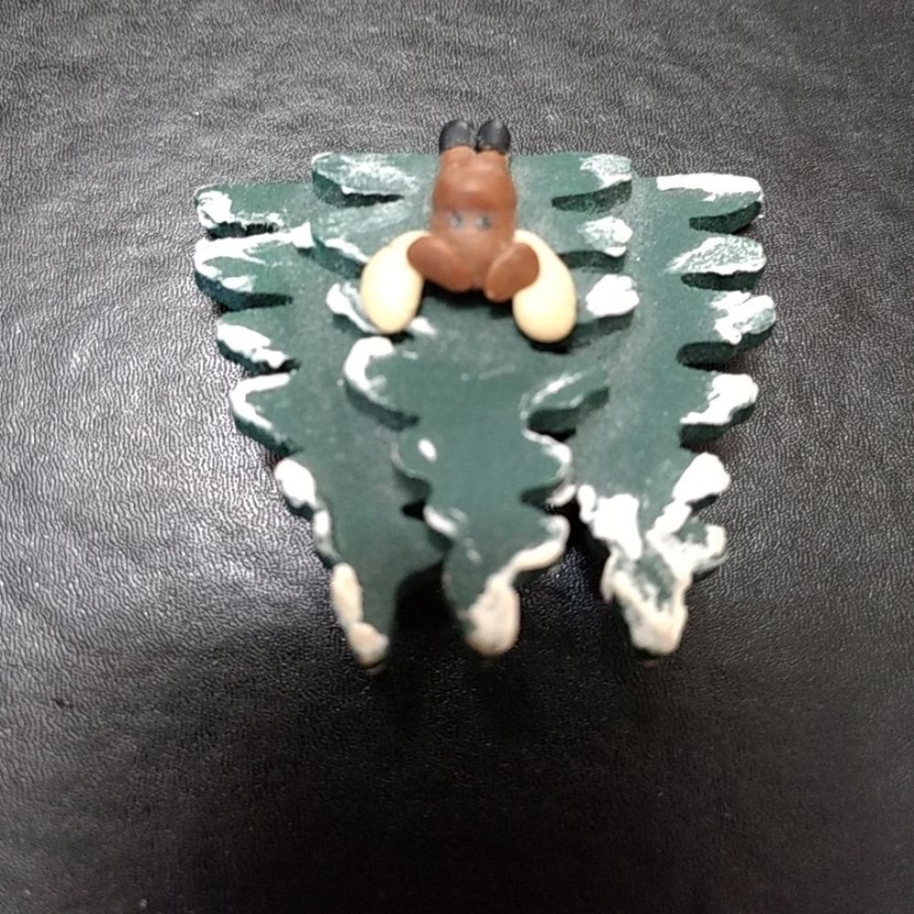 Painted moose brooch - Picture 4 of 8